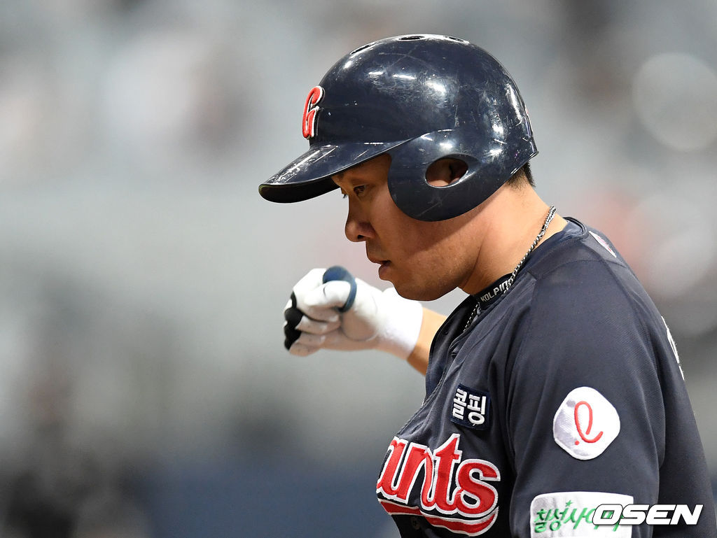 29일 오후 서울 고척스카이돔에서 ’2021 신한은행 SOL KBO 리그' 키움 히어로즈와 롯데 자이언츠의 경기가 열렸다.6회초 무사에서 롯데 안치홍이 우전 안타를 치고 세리머리를 하고 있다. 2021.06.29 /sunday@osen.co.kr