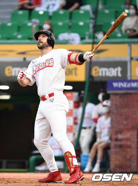 3회말 2사 주자없는 상황 SSG 로맥이 추격의 좌월 솔로포를 날리고 타구를 바라보고 있다. 2021.06.29 / dreamer@osen.co.kr