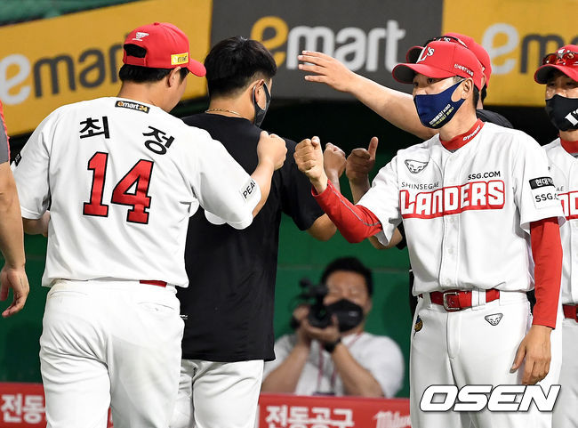 승리한 SSG 김원형 감독과 최정이 인사를 나누고 있다. 2021.06.29 / dreamer@osen.co.kr