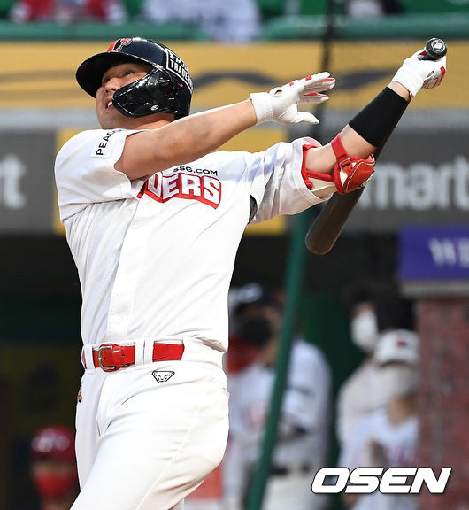 29일 인천 SSG랜더스필드에서 ‘2021 신한은행 SOL KBO리그’SSG 랜더스와 삼성 라이온즈의 경기가 열렸다.4회말 무사 선두타자로 나선 SSG 최정이 동점 좌월 솔로포를 날리고  있다. 6년 연속 20홈런 기록. 2021.06.29 / dreamer@osen.co.kr