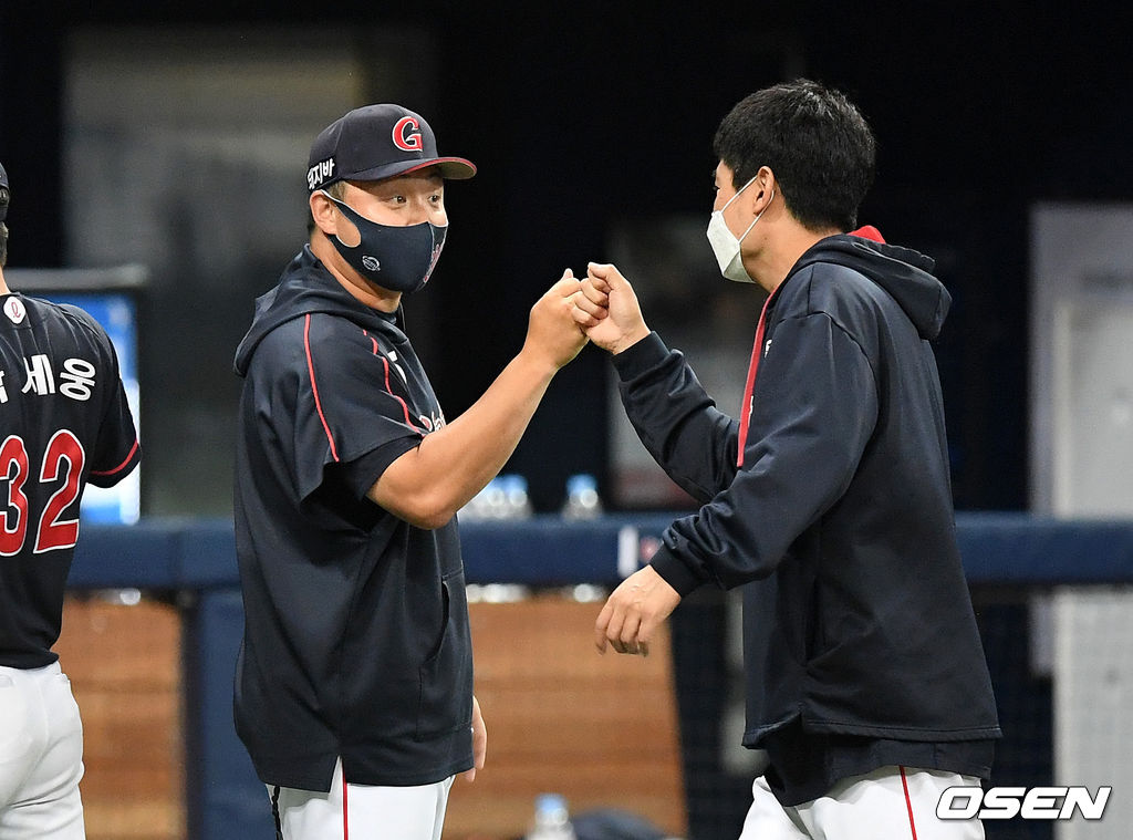 롯데는 29일 서울 고척스카이돔에서 열린 ‘2021 신한은행 SOL KBO리그’ 키움 히어로즈와의 원정경기에서 13-5로 승리하고 3연승을 질주했다. 다만 10월 7일 재개로 예정된 지난 27일 서스펜디드 경기 결과에 따라 연승 기록은 정정될 수 있다. 래리 서튼 감독이 자녀가 코로나19 확진 판정을 받아 자가격리를 하면서 감독대행을 맡은 최현 코치는 감독 데뷔전에서 승리를 거머쥐었다.경기 종료 후 롯데 최현 코치가 노경은과 승리의 기쁨을 나누고 있다. 2021.06.29 /sunday@osen.co.kr