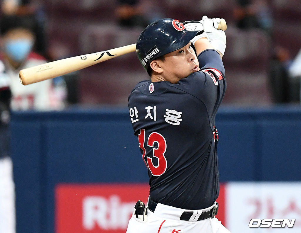 29일 오후 서울 고척스카이돔에서 ’2021 신한은행 SOL KBO 리그' 키움 히어로즈와 롯데 자이언츠의 경기가 열렸다.8회초 1사 1,2루에서 롯데 안치홍이 우전 적시타를 치고 있다. 2021.06.29 /sunday@osen.co.kr
