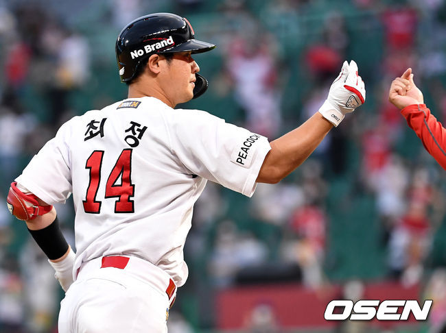 29일 인천 SSG랜더스필드에서 ‘2021 신한은행 SOL KBO리그’SSG 랜더스와 삼성 라이온즈의 경기가 열렸다.4회말 무사 선두타자로 나선 SSG 최정이 동점 좌월 솔로포를 날리고 그라운드를 돌며 세리머니를 하고 있다. 6년 연속 20홈런 기록. 2021.06.29 / dreamer@osen.co.kr