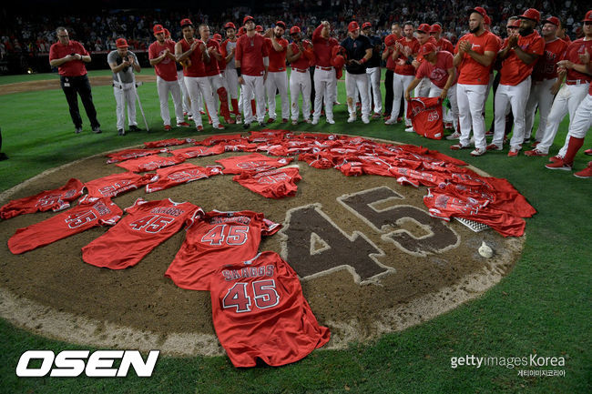 [사진] 지난 2019년 7월 13일 LA 에인절스 선수들이 에인절 스타디움에서 시애틀 매리너스를 상대로 합작 노히터를 달성한 뒤 이날 경기에서 입었던 스캑스의 이름과 등번호가 새겨진 저지를 마운드 위에 올려놓고 10일 전 사망한 동료를 추모하고 있다.ⓒGettyimages(무단전재 및 재배포 금지)
