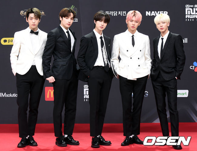 [OSEN=사진팀] 6일 오후 2020 엠넷 아시안 뮤직 어워즈(2020 MAMA) 레드카펫 행사가 열렸다. 그룹 TXT가 포토타임을 갖고 있다./photo@osen.co.kr[사진] CJ ENM 제공