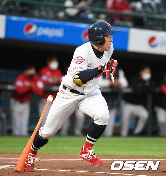 11일 오후 부산 사직야구장에서 ’2021 신한은행 SOL KBO 리그' 롯데 자이언츠와 SSG 랜더스의 경기가 열렸다.1회초 1사 만루에서 롯데 손아섭이 땅볼로 출루하고 있다. /sunday@osen.co.kr