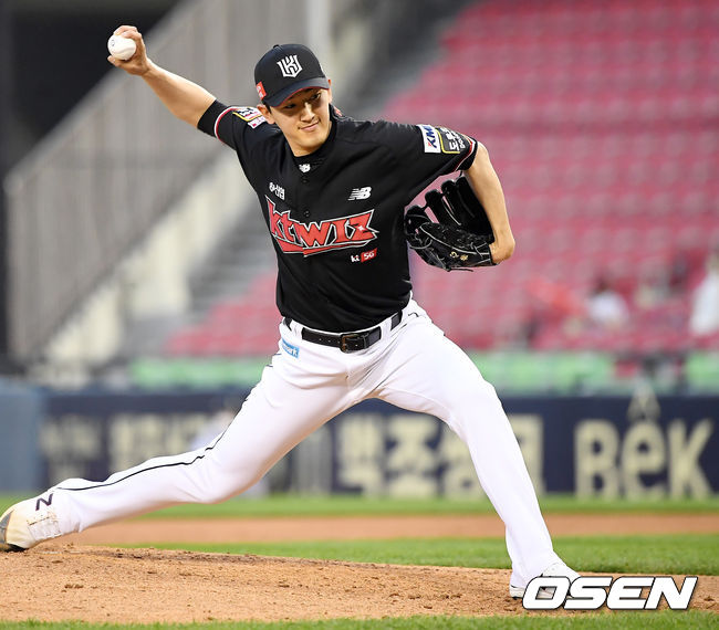 1일 서울 잠실야구장에서 ‘2021 신한은행 SOL KBO 리그’ LG 트윈스와 KT 위즈의 경기가 열렸다.3회말 무사 KT 고영표가 역투하고 있다. 2021.06.01/youngrae@osen.co.kr