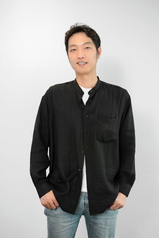 [사진=SBS 제공] '골 때리는 그녀들'을 연출하는 이승훈 PD가 포즈를 취하고 있다.
