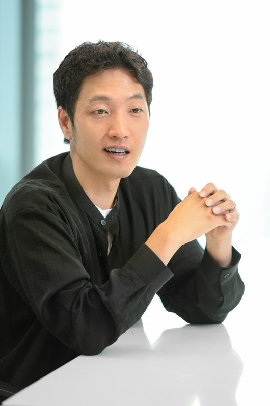 [사진=SBS 제공] '골 때리는 그녀들'을 연출하는 이승훈 PD가 포즈를 취하고 있다.