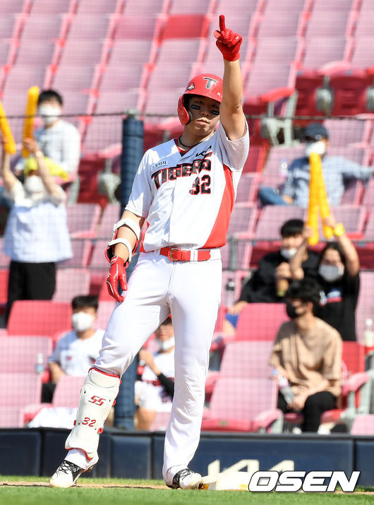 KIA 이정훈이 동점 1타점 적시타를 날리고 기뻐하고 있다. 2021.05.30 /jpnews@osen.co.kr