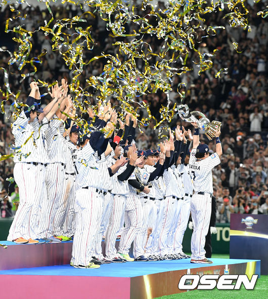 OSEN=도쿄(일본), 곽영래 기자] ‘2019 WBSC 프리미어 12’ 결승전에서 한국을 꺾고 우승한 일본 대표팀이 트로피를 들어올리고 있다. /youngrae@osen.co.kr