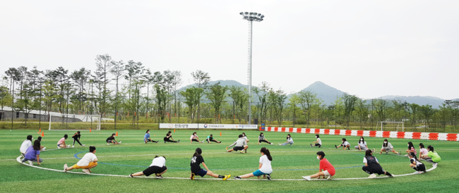  세종스포츠토토 유소녀 축구교실의 회원들이 본격적인 훈련에 앞서 부상을 방지하기 위한 스트레칭을 진행하고 있다.