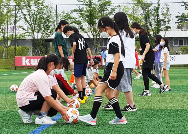 철저한 방역 속에 첫 훈련을 실시한 세종스포츠토토 유소녀 축구교실 회원들