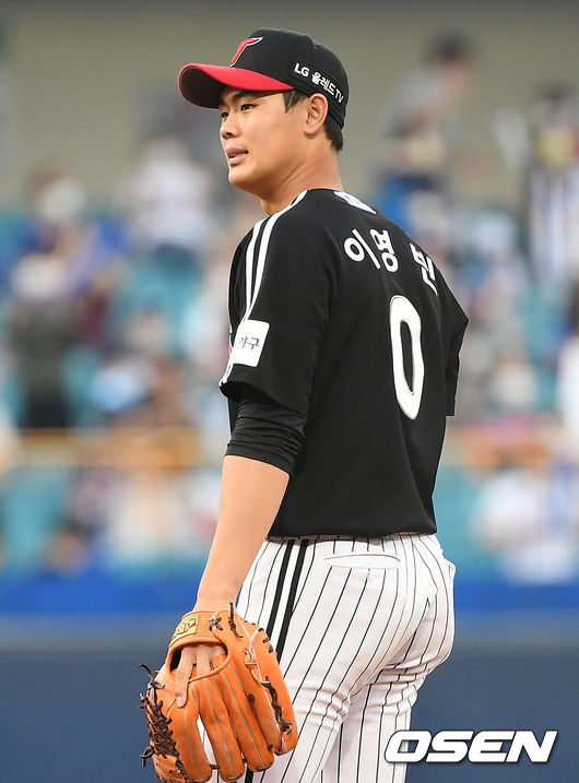 26일 오후 대구 삼성라이온즈파크에서 ‘2021 신한은행 SOL KBO리그’ 삼성 라이온즈와 LG 트윈스의 더블헤더 2차전 경기가 열렸다.3회말 무사 1루 삼성 피렐라의 내야땅볼 때 LG 2루수 이영빈이 송구실책을 범한 뒤 아쉬워하고 있다. 2021.06.26 /ksl0919@osen.co.kr