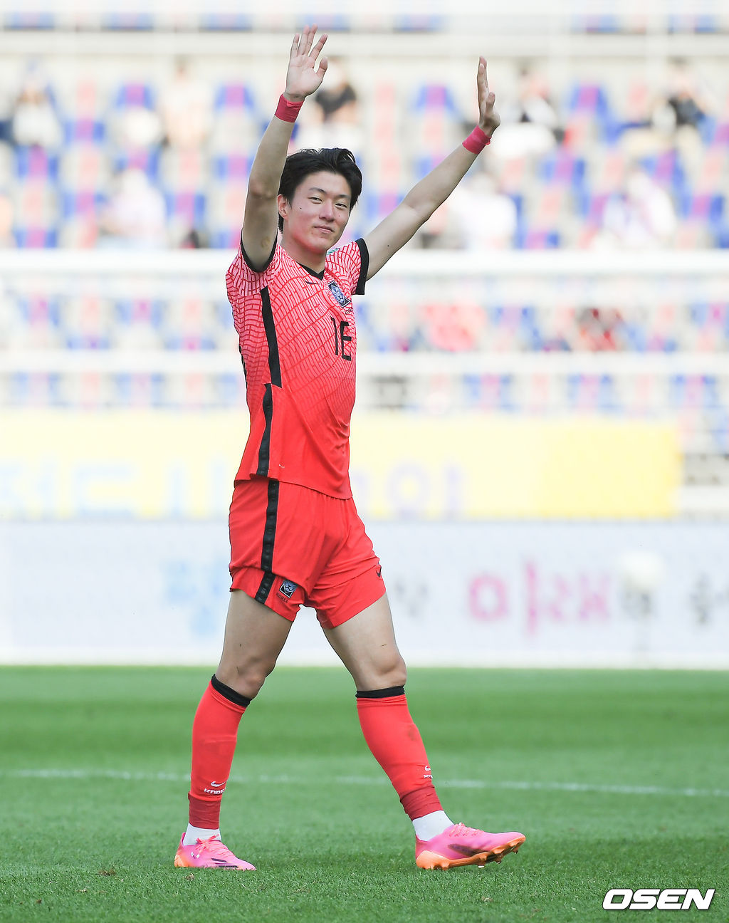 경기종료 후 황의조가 팬들에게 인사를 하고 있다  21.06.13 / soul1014@osen.co.kr