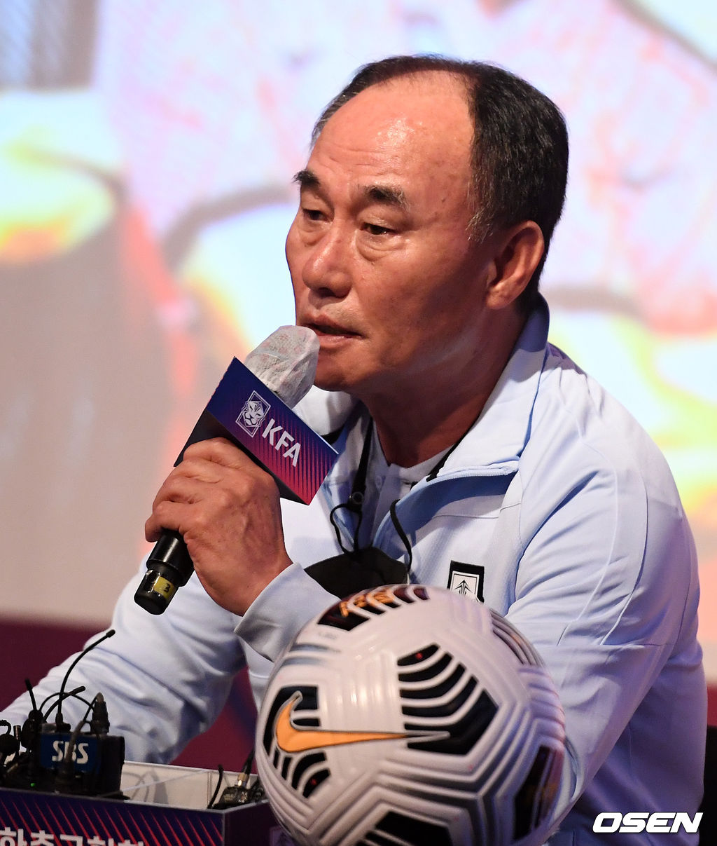 김학범 감독이 질문에 답을 하고 있다. 2021.06.30 /jpnews@osen.co.kr