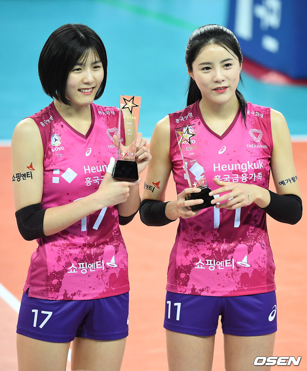 올스타에 선정된 흥국생명 이재영, 이다영이 트로피를 들고 포토타임을 갖고 있다. /youngrae@osen.co.kr 