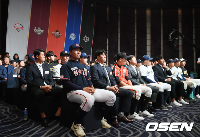 2차 드래프트 참가 선수들이 행사 시작을 기다리고 있다.  / youngrae@osen.co.kr