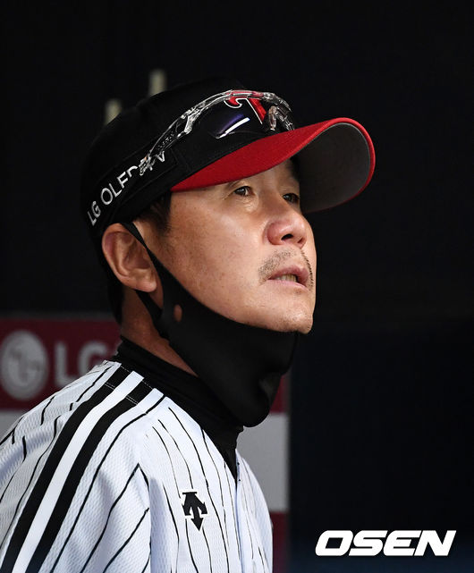 3회말 LG 류지현 감독이 경기를 지켜보고 있다. /jpnews@osen.co.kr