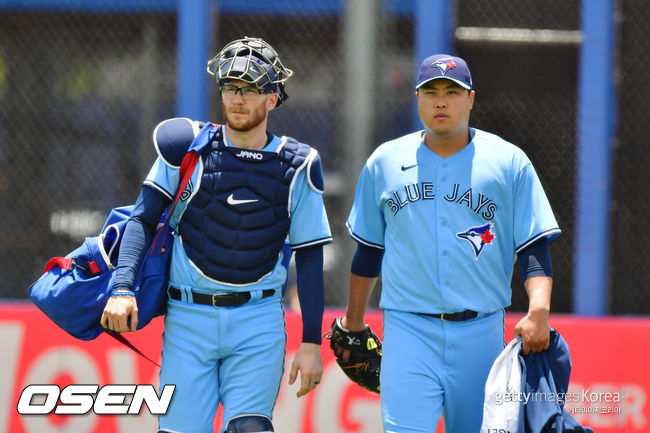 [사진] 류현진과 포수 대니 잰슨. ⓒGettyimages(무단전재 및 재배포 금지)