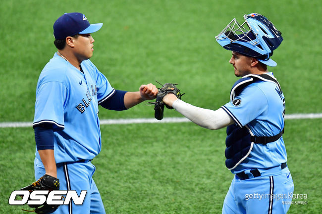 [사진] 류현진과 포수 리즈 맥과이어. ⓒGettyimages(무단전재 및 재배포 금지)