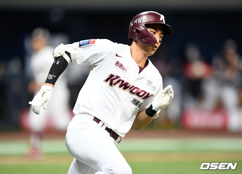 29일 오후 서울 고척스카이돔에서 ’2021 신한은행 SOL KBO 리그' 키움 히어로즈와 롯데 자이언츠의 경기가 열렸다.5회말 2사 3루에서 키움 이정후가 우전 적시 2루타를 치고 그라운드를 달리고 있다. 2021.06.29 /sunday@osen.co.kr