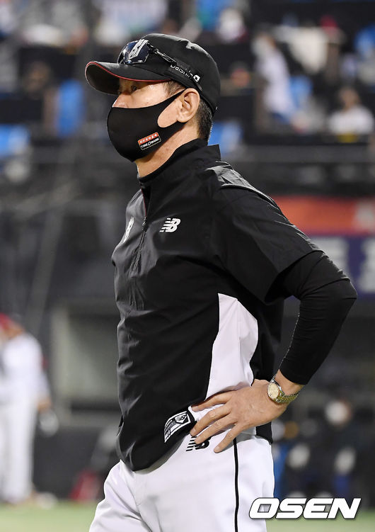 1일 서울 잠실야구장에서 ‘2021 신한은행 SOL KBO 리그’ LG 트윈스와 KT 위즈의 경기가 열렸다.5회말 1사 KT 이강철 감독이 LG 이천웅 타석때 3루심의 노 스윙 판정에 어필하고 있다. 2021.06.01/youngrae@osen.co.kr