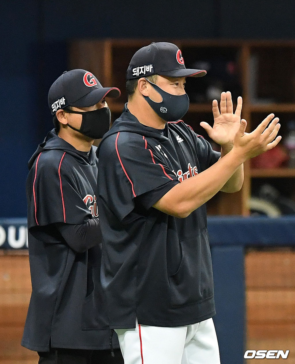 롯데는 29일 서울 고척스카이돔에서 열린 ‘2021 신한은행 SOL KBO리그’ 키움 히어로즈와의 원정경기에서 13-5로 승리하고 3연승을 질주했다. 다만 10월 7일 재개로 예정된 지난 27일 서스펜디드 경기 결과에 따라 연승 기록은 정정될 수 있다. 래리 서튼 감독이 자녀가 코로나19 확진 판정을 받아 자가격리를 하면서 감독대행을 맡은 최현 코치는 감독 데뷔전에서 승리를 거머쥐었다.경기 종료 후 롯데 최현 코치가 선수들에게 박수를 보내고 있다. 2021.06.29 /sunday@osen.co.kr