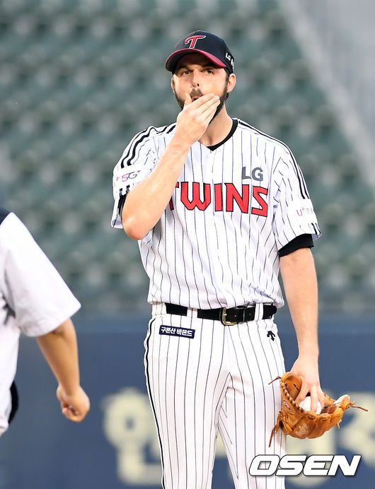 30일 서울 잠실구장에서 2021 신한은행 SOL KBO리그 LG 트윈스와 KT 위즈의 더블헤더 2차전 경기가 열렸다. 4회초 무사 1루 LG 선발 수아레즈가 KT 배정대에게 사구를 범한 뒤 아쉬워하고 있다. 2021.06.30 /cej@osen.co.kr
