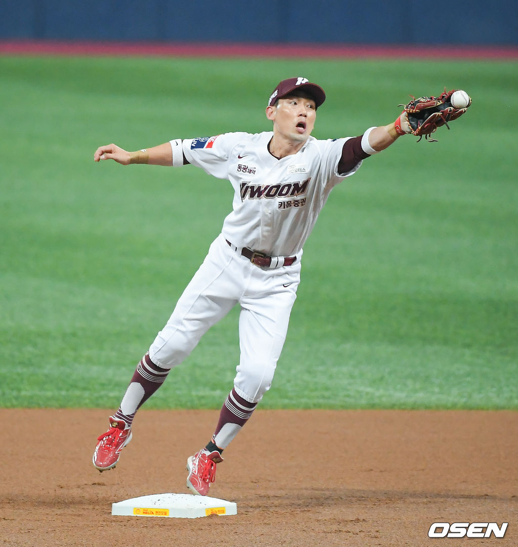 1회초 1사 1루 롯데 전준우의 내야땅볼 서건창 2루수가 김혜성 유격수의 실책 송구를 겨우 잡아내고 있다. 21.06.30 / soul1014@osen.co.kr
