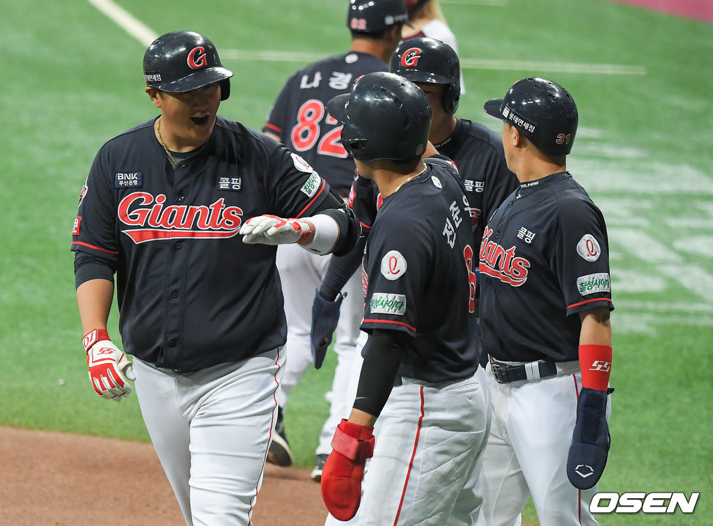 1회초 2사 만루 롯데 이대호가 선취 만루홈런을 날린뒤 동료들의 축하를 받고 있다.  21.06.30 / soul1014@osen.co.kr