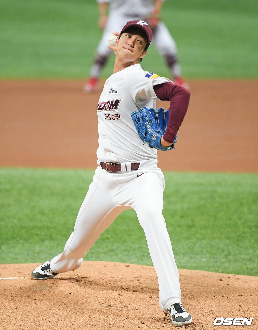 30일 오후 서울 고척스카이돔에서 2021 신한은행 SOL KBO리그 키움 히어로즈와 롯데 자이언츠의 경기가 진행됐다.1회초 키움 선발투수 안우진이 역투하고 있다 21.06.30 / soul1014@osen.co.kr