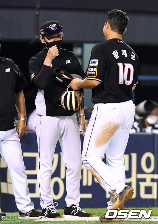 KT가 코치의 코로나19 확진이라는 악재를 딛고 선두 자리를 지켜냈다.KT 위즈는 30일 서울 잠실구장에서 열린 2021 신한은행 SOL KBO리그 LG 트윈스와의 시즌 6차전에서 4-3으로 승리했다.KT 이강철 감독이 황재균과 승리를 기뻐하고 있다. 2021.06.30 /cej@osen.co.kr