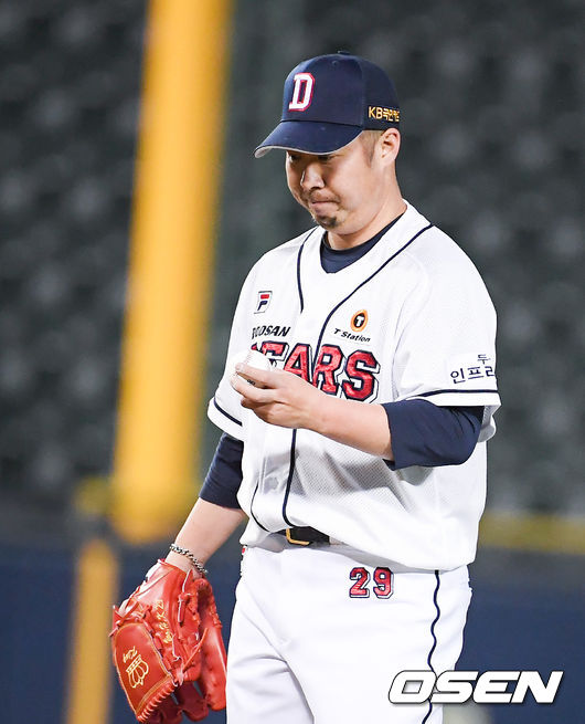 동점을 허용한 두산 선발투수 유희관이 아쉬워하고 있다. / soul1014@osen.co.kr