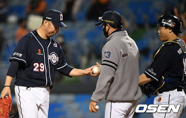 5회말 2사에서 두산 유희관이 강판 당하고 있다.  /jpnews@osen.co.kr