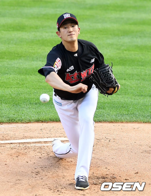 30일 서울 잠실구장에서 2021 신한은행 SOL KBO리그 LG 트윈스와 KT 위즈의 더블헤더 2차전 경기가 열렸다. 1회말 KT 선발 고영표가 힘차게 공을 던지고 있다. 2021.06.30 /cej@osen.co.kr