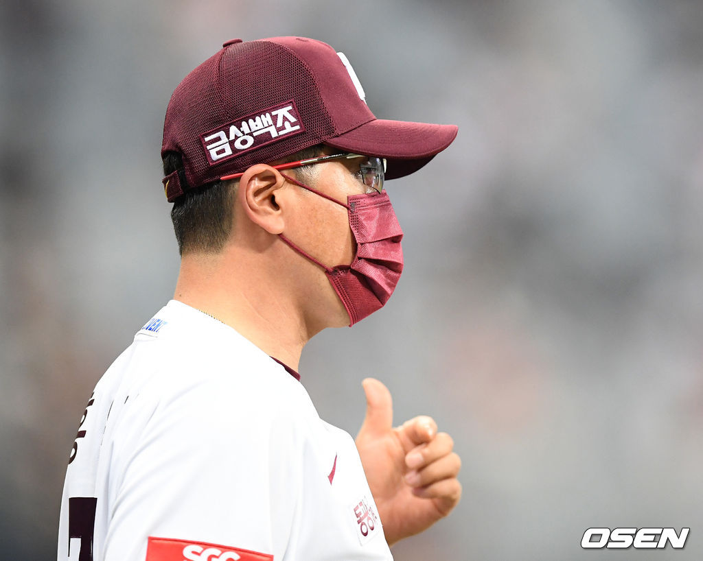 29일 오후 서울 고척스카이돔에서 ’2021 신한은행 SOL KBO 리그' 키움 히어로즈와 롯데 자이언츠의 경기가 열렸다.4회초 1사 2,3루에서 키움 홍원기 감독이 롯데 마차도의 주루 방향에 대해 심판진에 어필하고 있다. 2021.06.29 /sunday@osen.co.kr