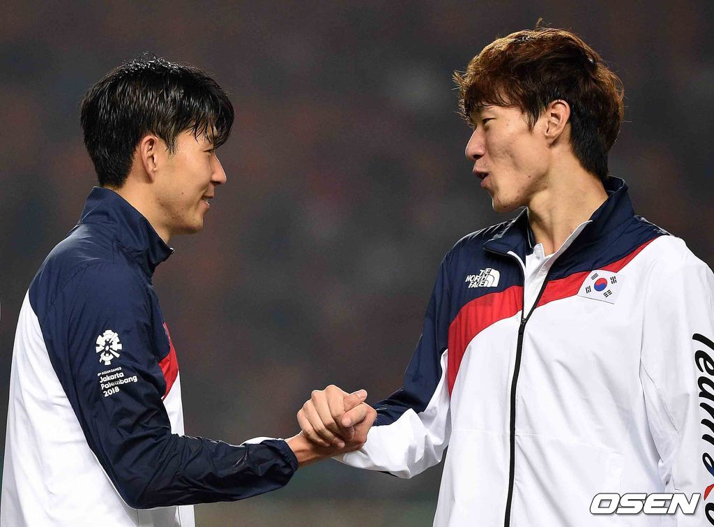 한국 손흥민과 황의조가 손을 맞잡고 있다./ sunday@osen.co.kr