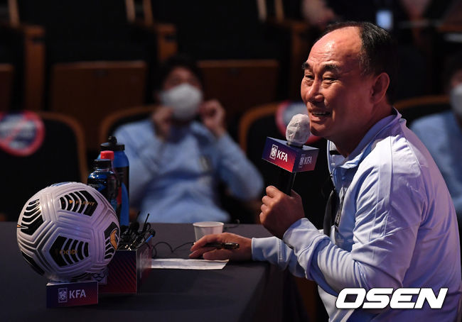 30일 오후 서울 광화문 KT스퀘어 드림홀에서 ‘2020 도쿄올림픽 축구대표팀 최종 명단 발표' 기자회견이 열렸다.  황의조, 권창훈, 김민재가 와일드카드로 도쿄올림픽 대표팀에 승선했다.  김학범 감독이 질문에 답을 하고 있다. 2021.06.30 /jpnews@osen.co.kr