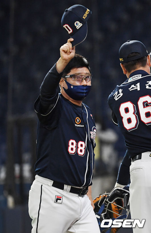 경기를 마치고 두산 김태형 감독이 팬들에게 인사를 하고 있다. 2021.06.01 /rumi@osen.co.kr