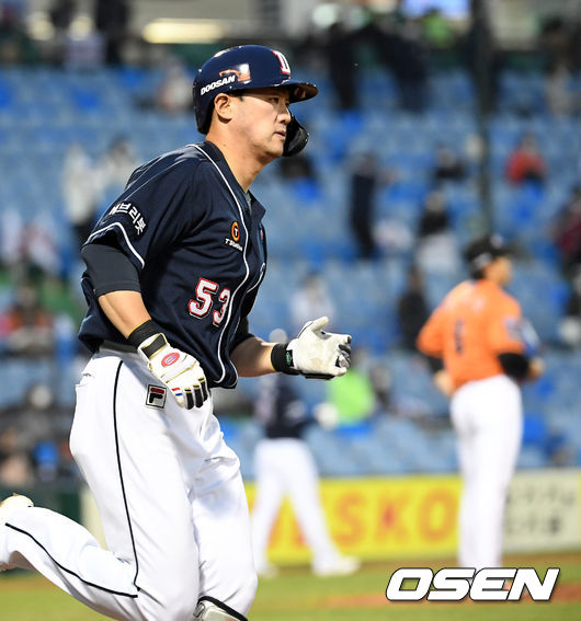 6회초 1사 1루에서 두산 양석환이 좌월 투런포  날리고 그라운드를 돌고 있다.  /jpnews@osen.co.kr