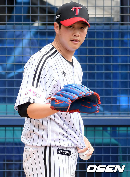 27일 오후 서울 잠실야구장에서 LG 트윈스와 삼성 라이온즈의 시범경기가 열린다.경기 전 LG 함덕주가 불펜피칭을 하고 있다. /cej@osen.co.kr