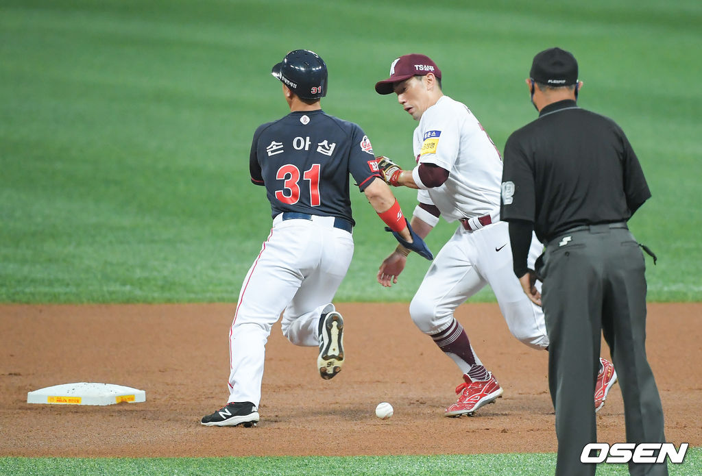 1회초 1사 1루 롯데 전준우의 내야땅볼 서건창 2루수가 김혜성 유격수의 실책 송구를 놓치고 있다. 21.06.30 / soul1014@osen.co.kr