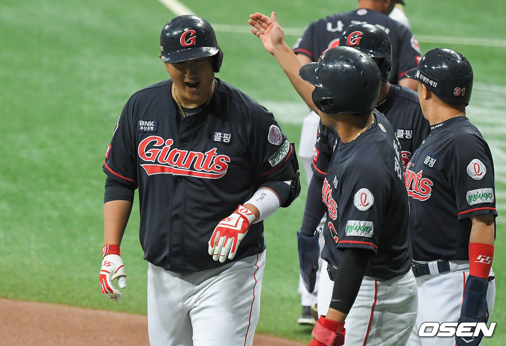 1회초 2사 만루 롯데 이대호가 실책으로 흔들린 안우진을 상대로 선취 만루홈런을 날린뒤 동료들과 기뻐하고 있다 21.06.30 / soul1014@osen.co.kr