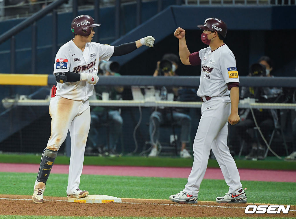 8회말 2사 1,2루 키움 김혜성이 역전 1타점 적시타를 날리고 오태근 1루 코치와 하이파이브를 하고 있다. 21.06.30 / soul1014@osen.co.kr