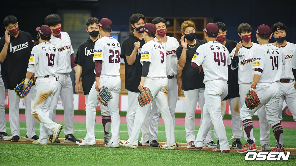 경기종료 후 키움 김혜성이 동료들과 승리의 기쁨을 나누고 있다. 21.06.30 / soul1014@osen.co.kr