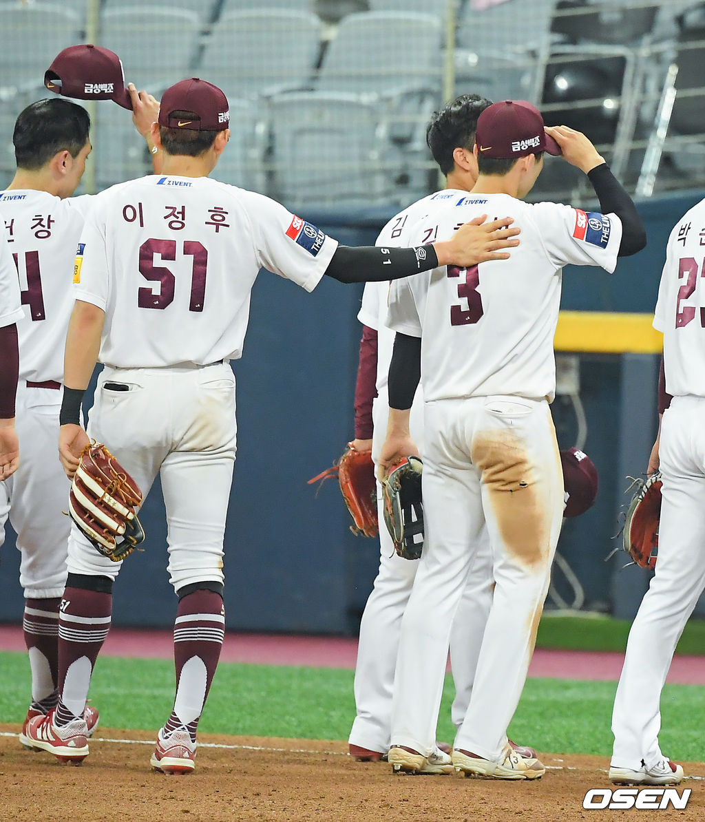 경기종료 후 키움 이정후가 결승타 주인공 김혜성을 다독이고 있다. 21.06.30 / soul1014@osen.co.kr