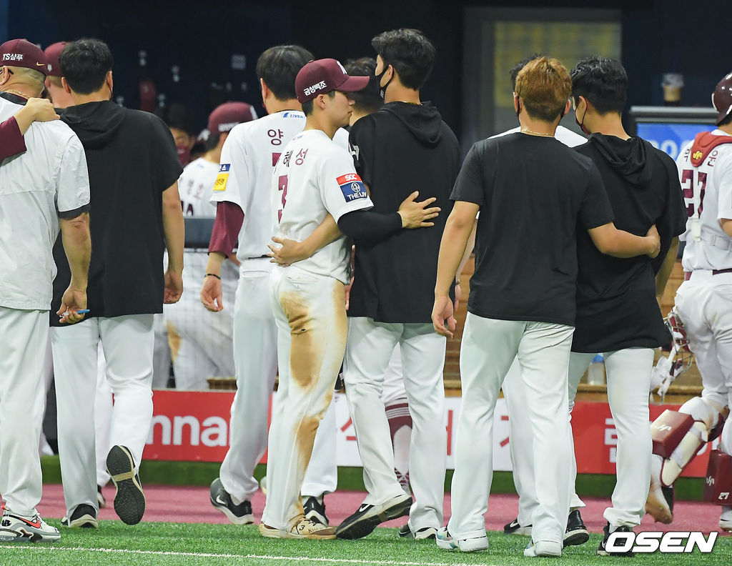 경기종료 후 1회 송구실책을 범했던 키움 김혜성이 선발투수 안우진에게 미안함을 표시하고 있다. 21.06.30 / soul1014@osen.co.kr
