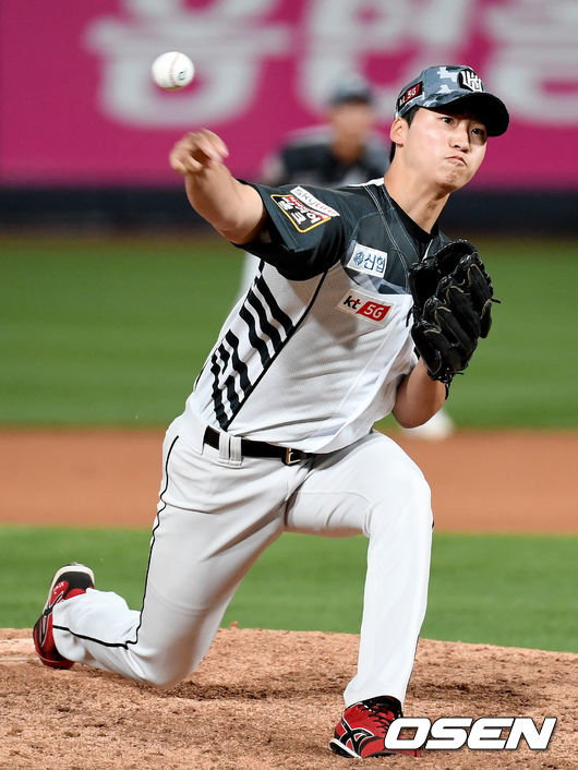 8회초 마운드에 오른 KT 투수 엄상백이 힘차게 공을 뿌리고 있다. /dreamer@osen.co.kr