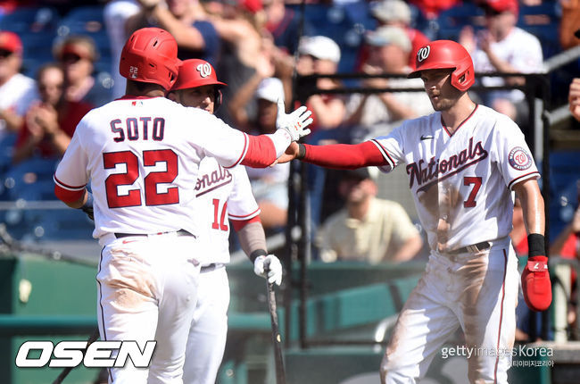 [사진]사이클링 히트를 기록한 워싱턴의 트레아 터너(오른쪽)가 1일(한국시간) 열린 탬파베이와의 경기 1회서 득점을 한 뒤 후안 소토와 하이파이브를 하고 있다.ⓒGettyimages(무단전재 및 재배포 금지)